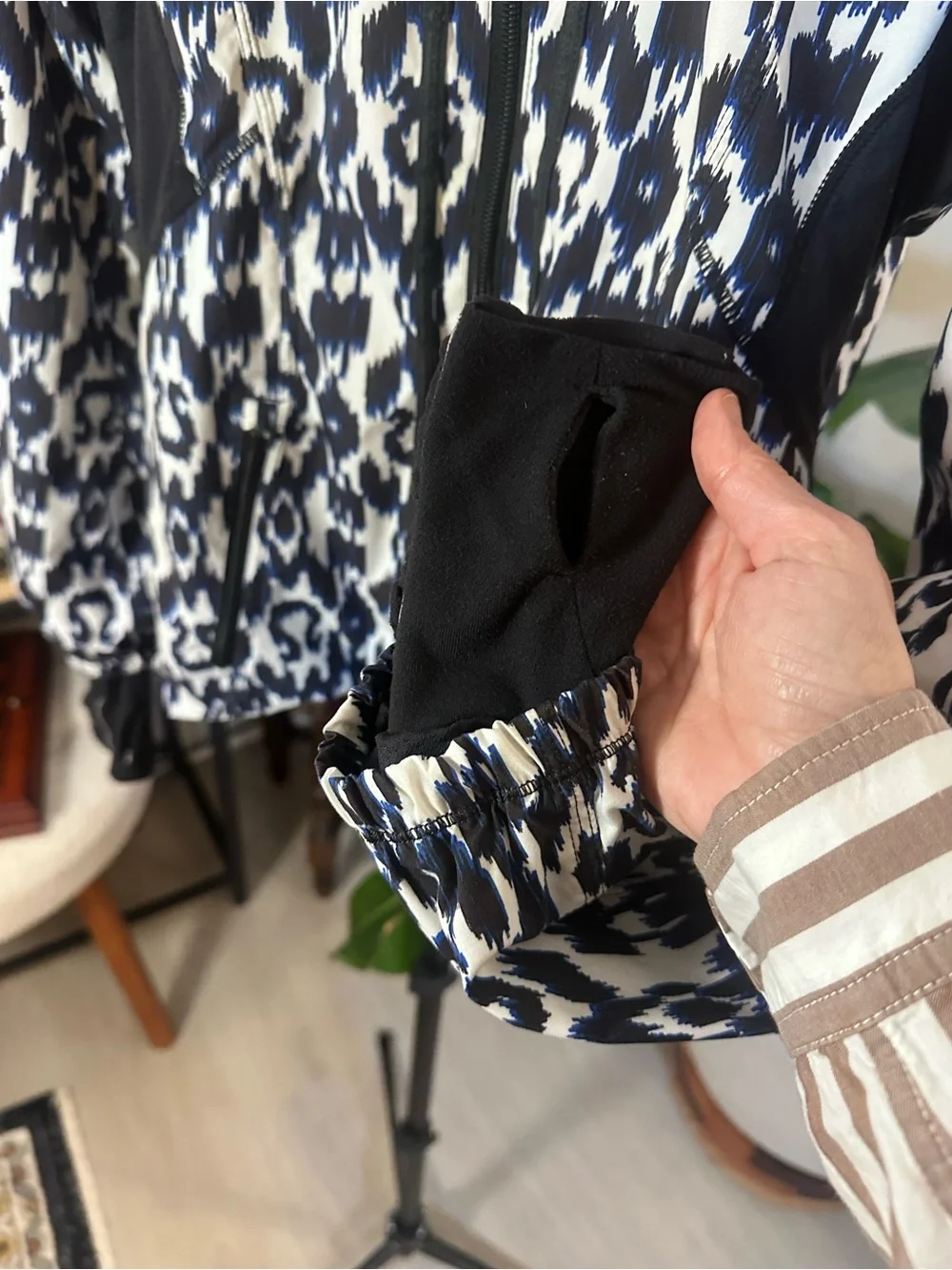 Lululemon Downtime Jacket Sprinkler Ikat Blue White Size 4 Rare